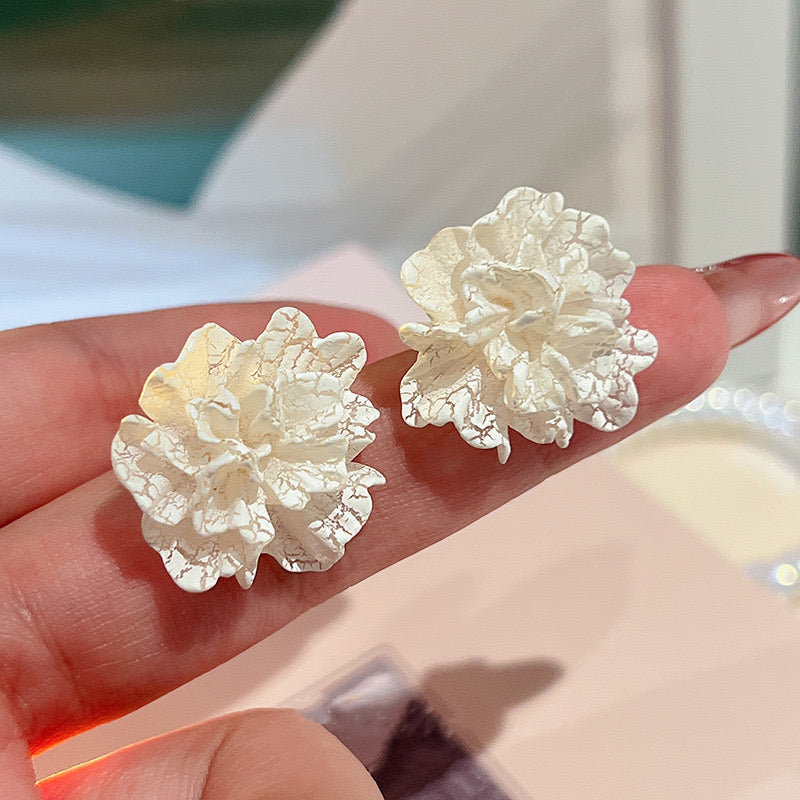 Aretes de flores blancas