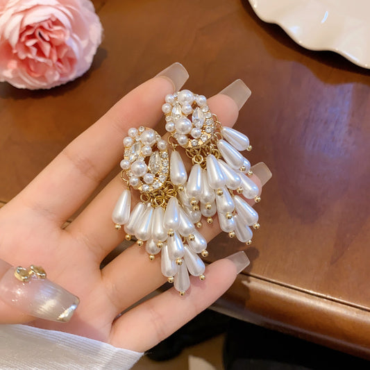 Aretes blancos con pedrería plateada