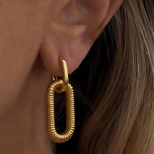 Aretes dorados tipo Huggies - acero inoxidable