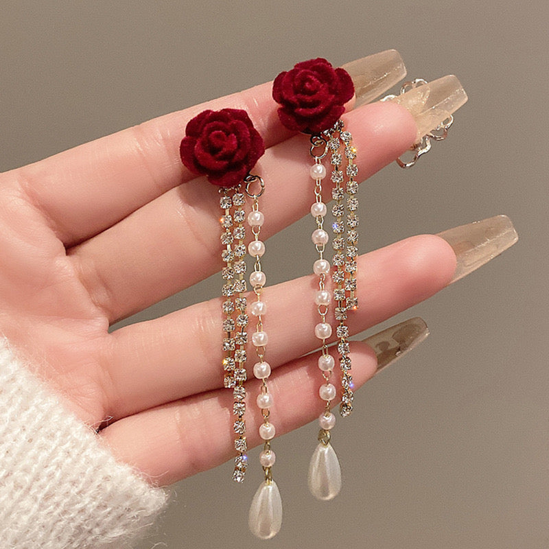 Aretes largos de flores rojas