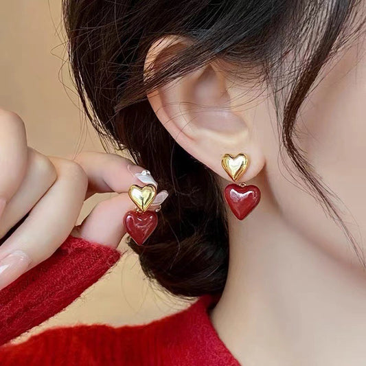 Aretes de corazones rojos