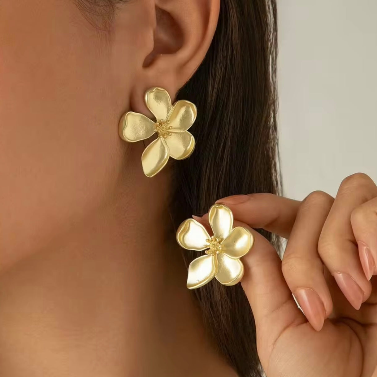 Aretes de flores doradas