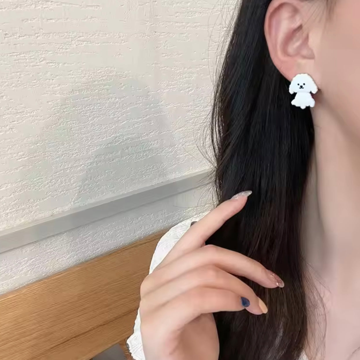 Aretes de perritos blancos