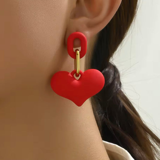Aretes de corazones rojos