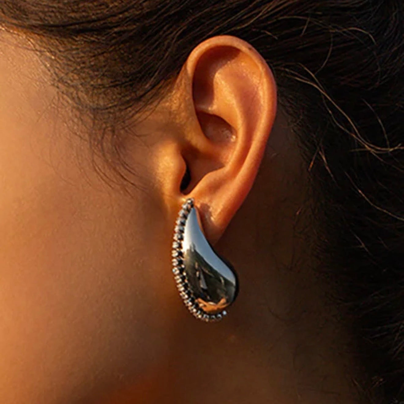 Aretes de gota con pedrería - plateados