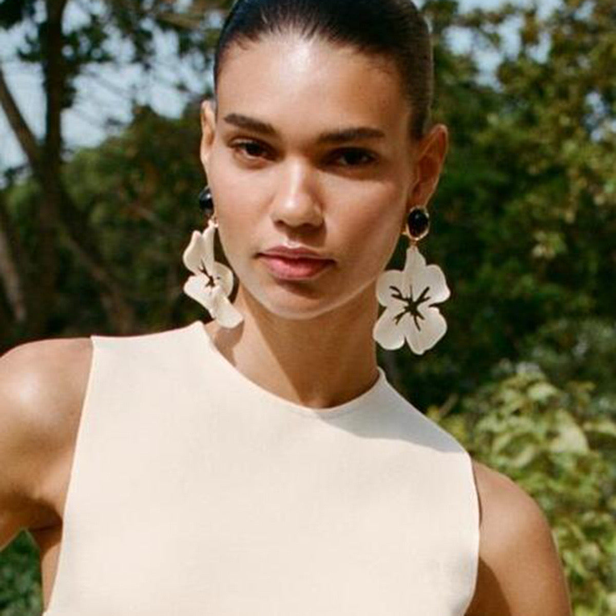 Aretes de flores blancas grandes