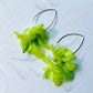 Aretes largos de pétalos verdes