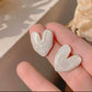 Aretes de corazones blancos