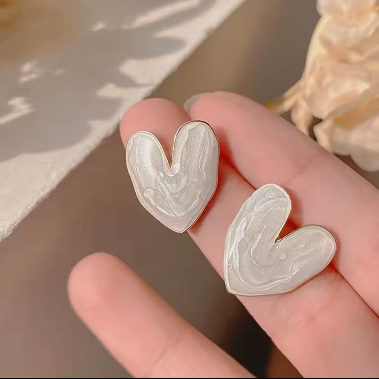 Aretes de corazones blancos