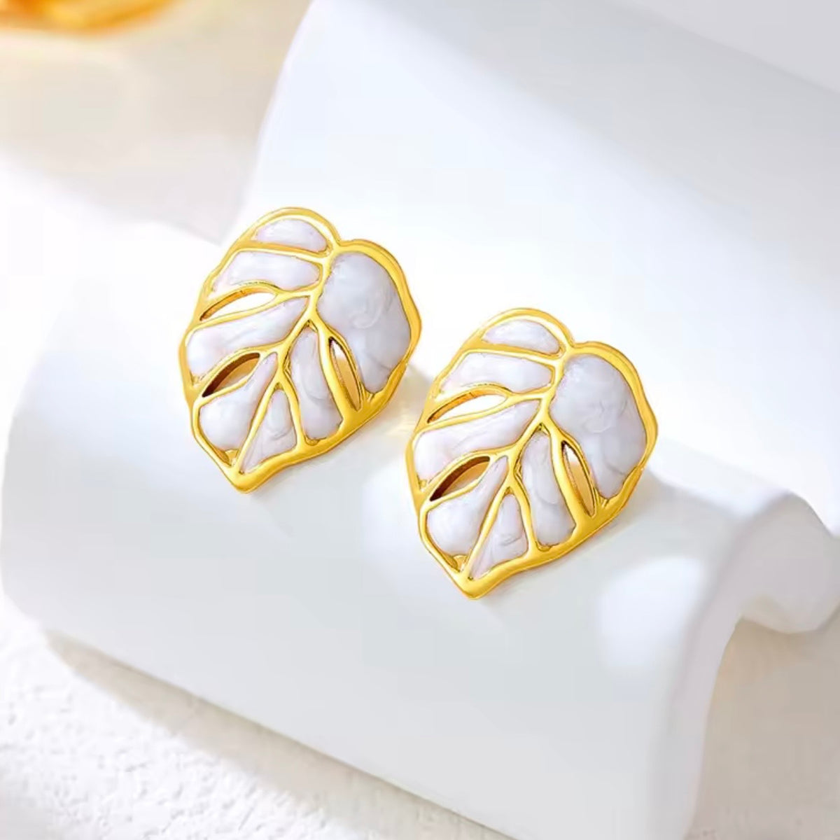 Aretes hojas Hawái blancas - acero inoxidable