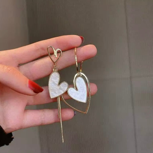 Aretes de corazones blanco y dorado