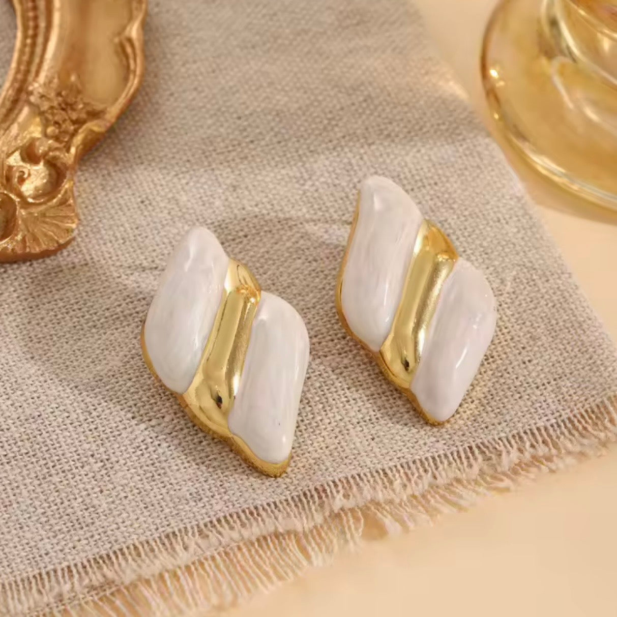 Aretes blanco y dorado - acero inoxidable