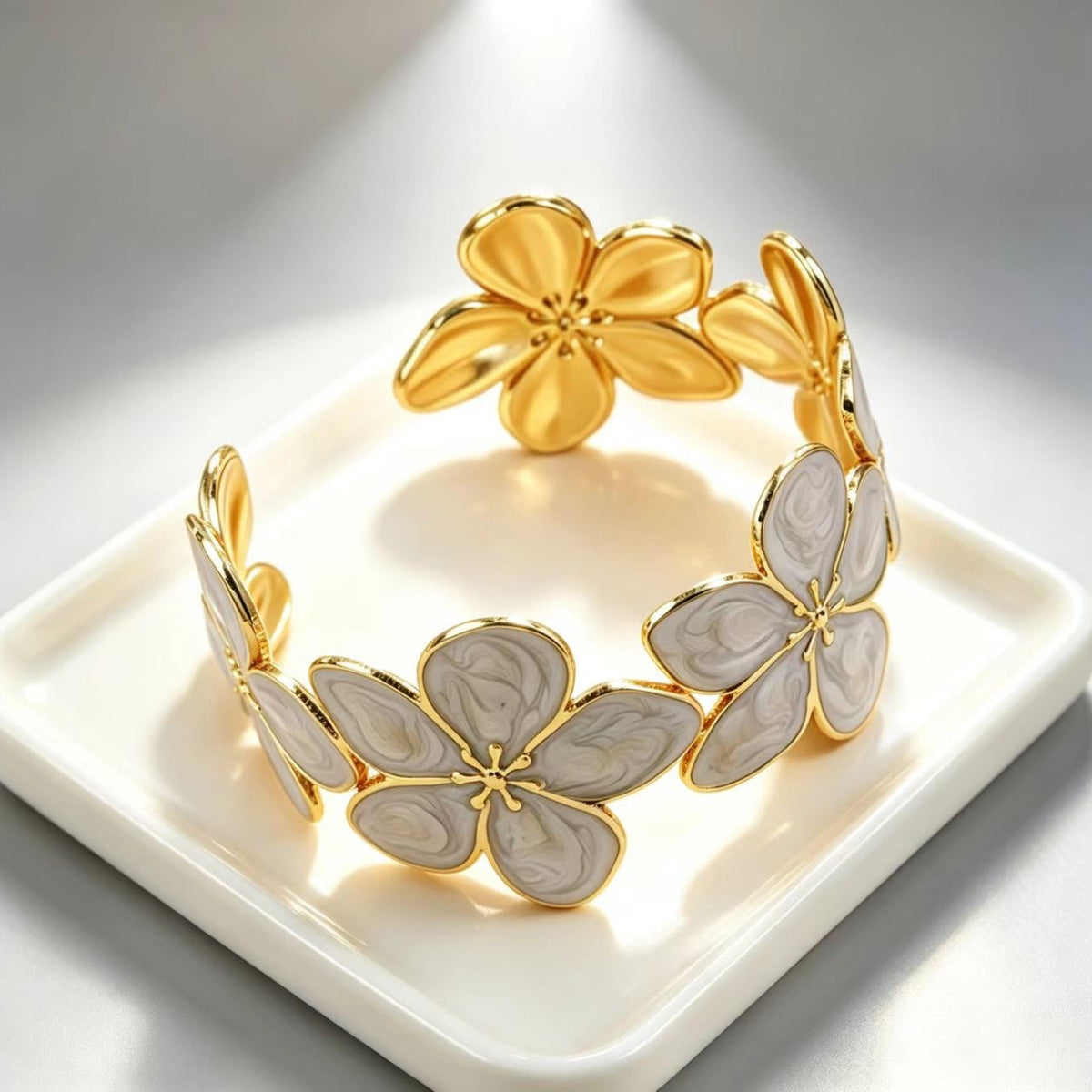 Brazalete ajustable flores blancas  - acero inoxidable