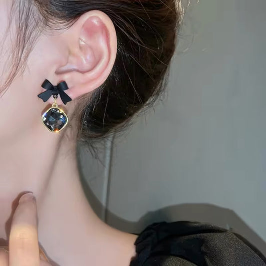 Aretes negros con lazo