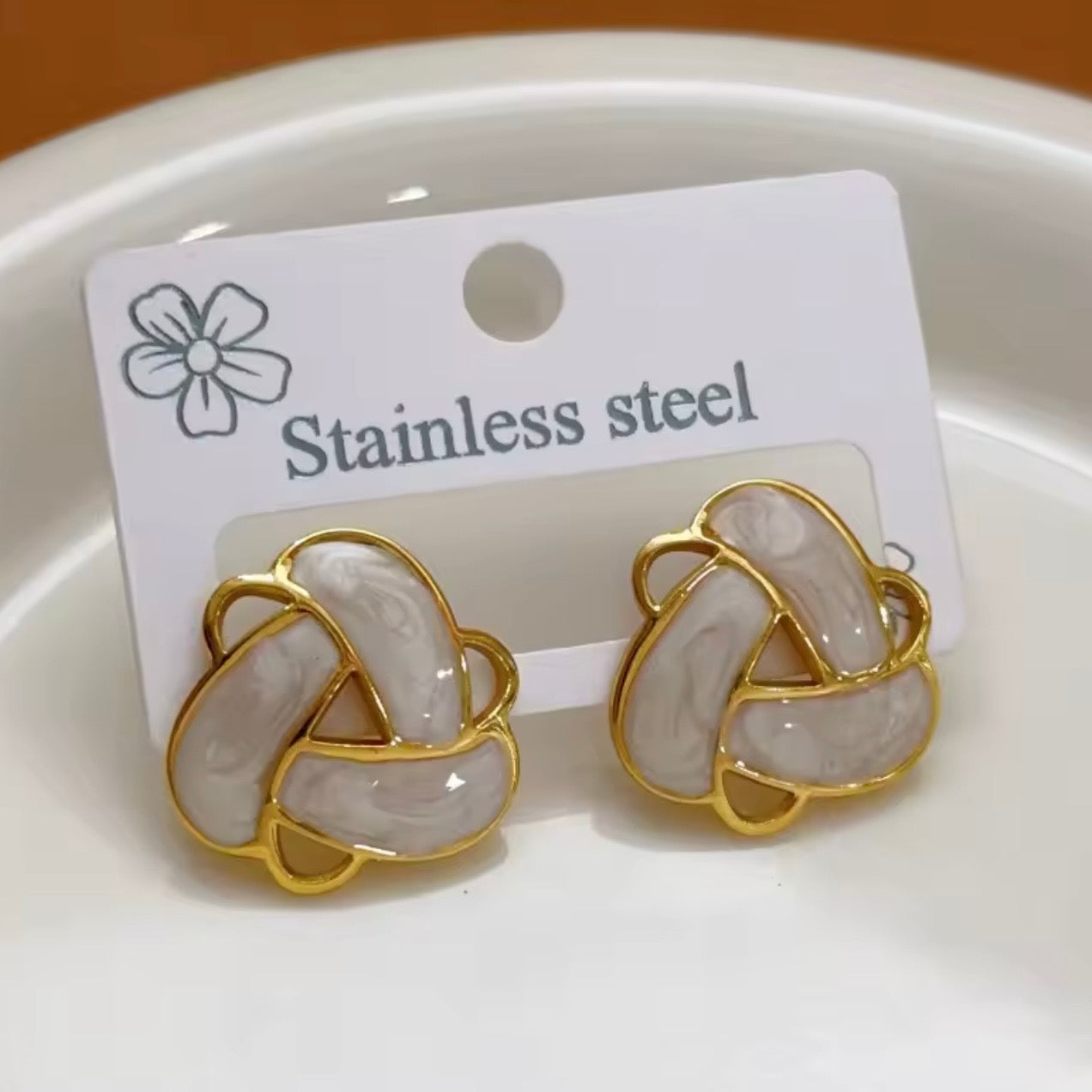 Aretes cruzados blanco y dorado- acero inoxidable