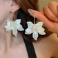 Aretes de flores blancas