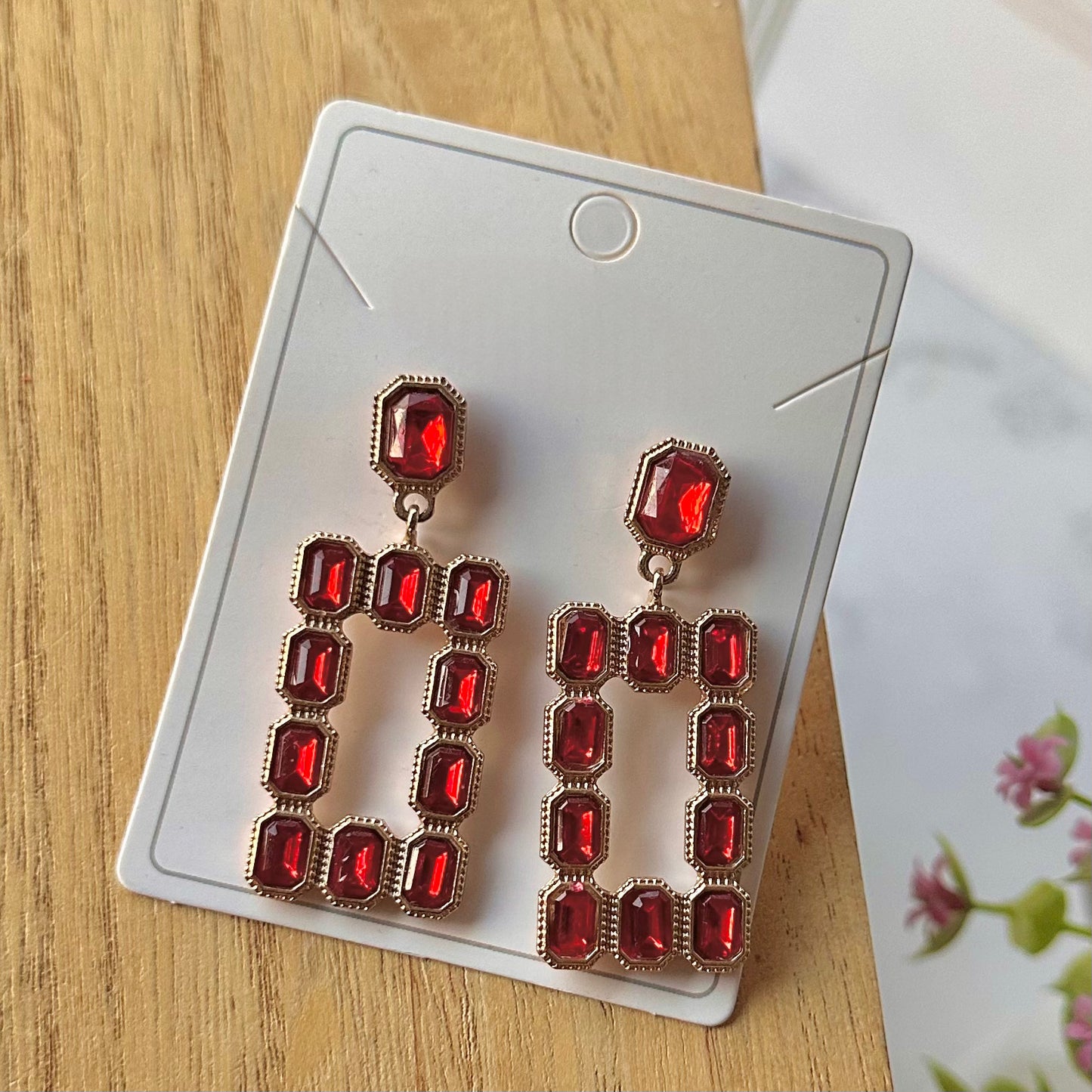 Aretes rectangulares rojos