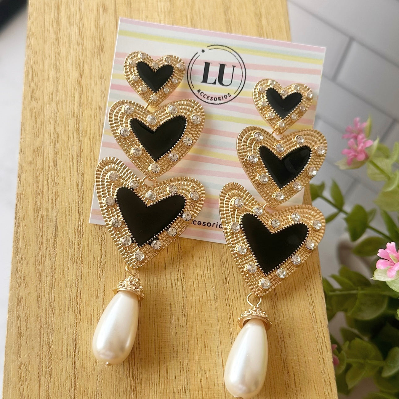 Aretes largos de corazones negros