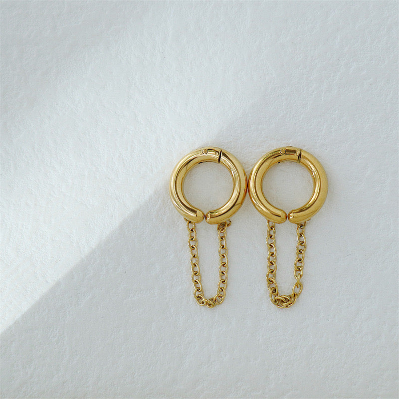 Aretes falsos tipo Huggie con cadena - acero inoxidable