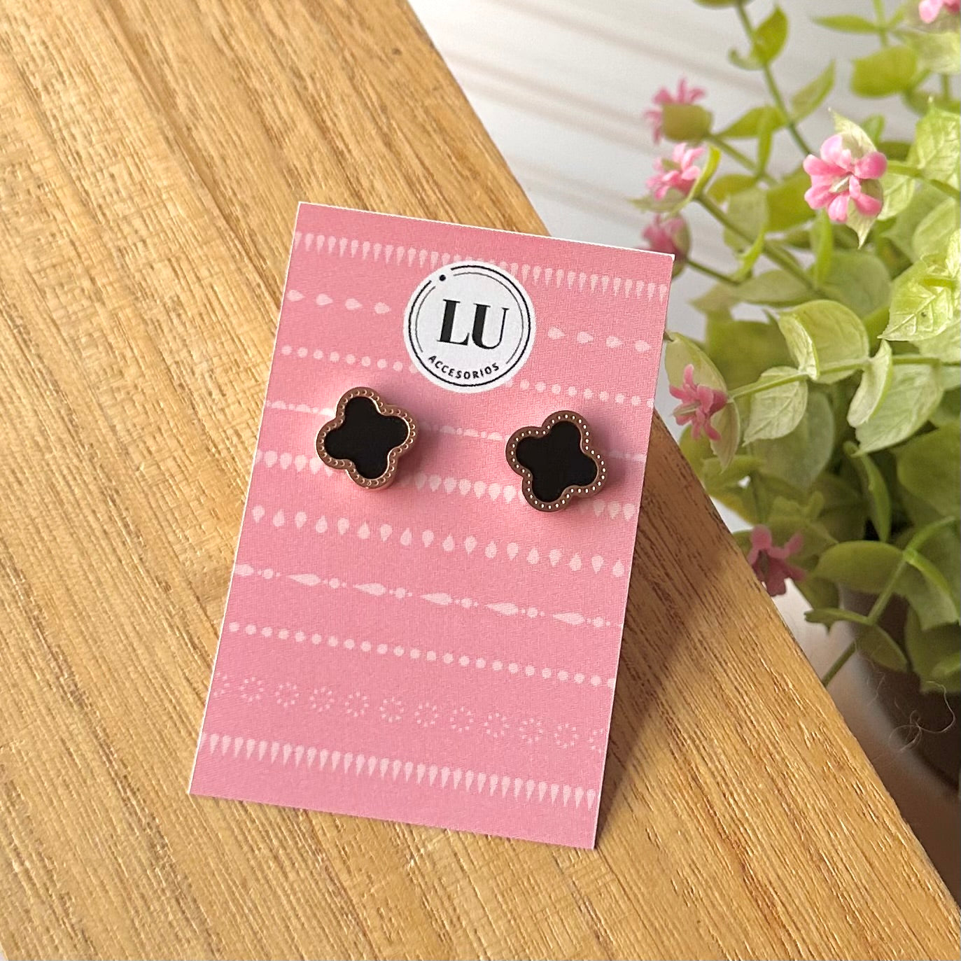 Aretes de flores negras pequeñas- acero inoxidable