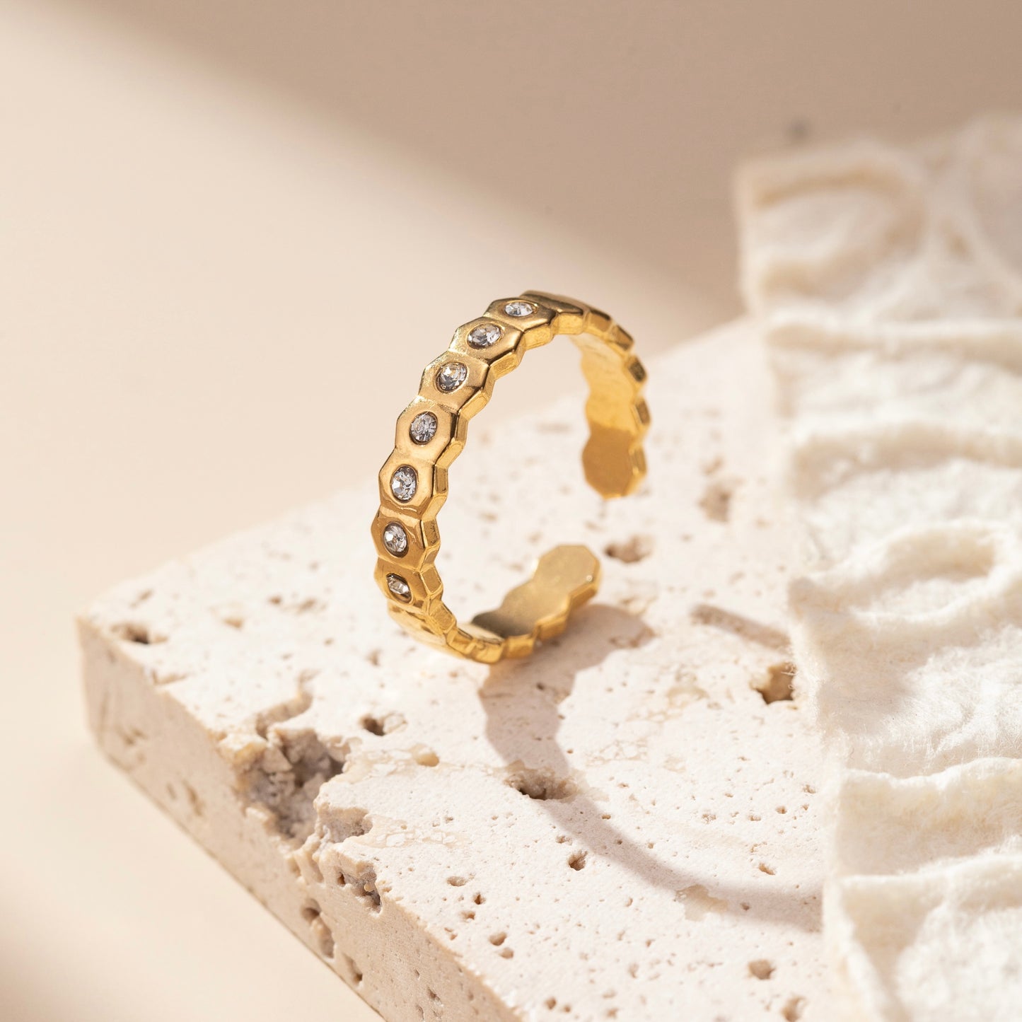 Anillo ajustable dorado con pedrería  - acero inoxidable ñ