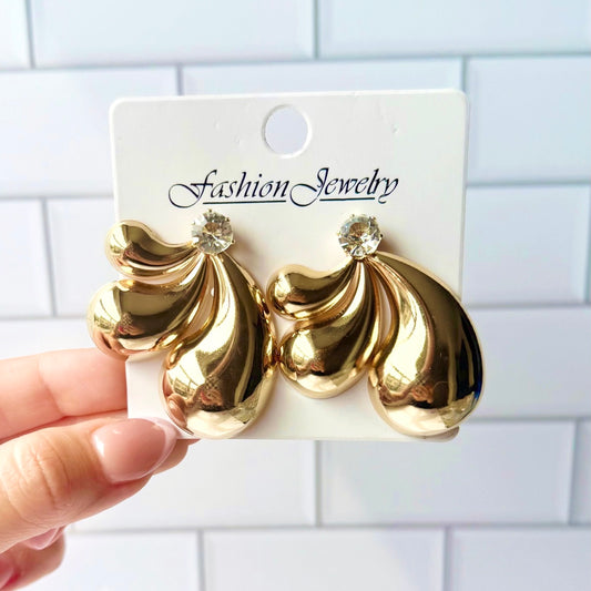 Aretes dorados de gotas