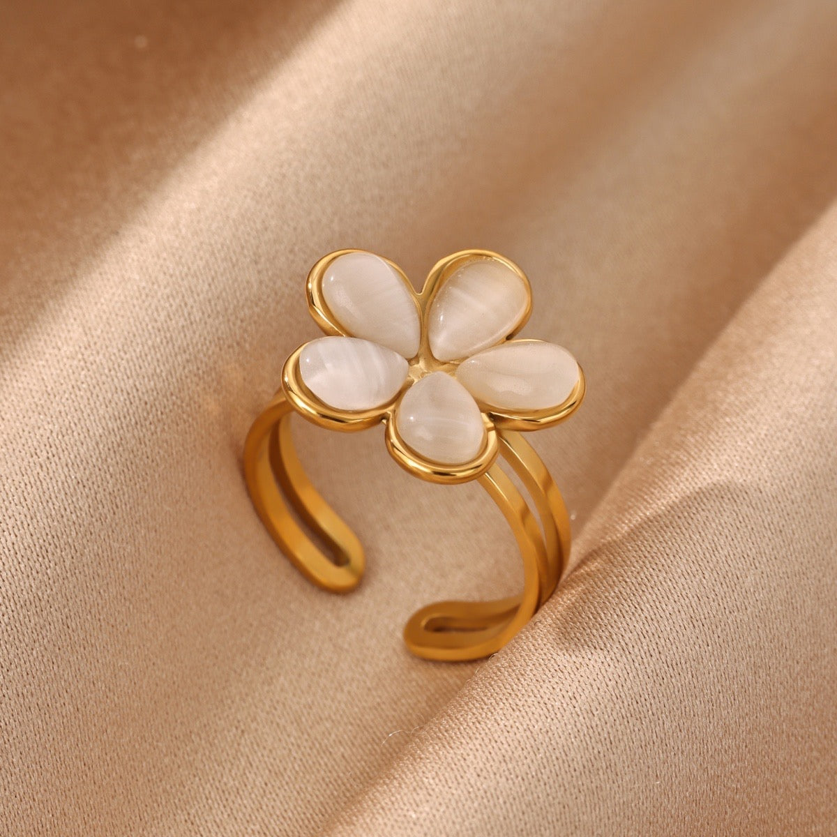 Anillo ajustable flor blanca - acero inoxidable