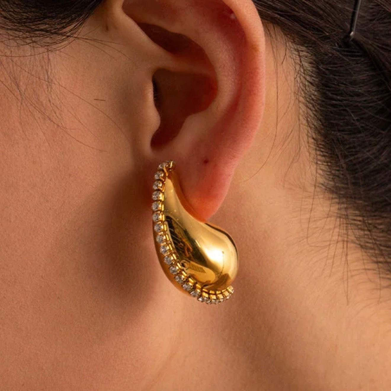 Aretes de gota con pedrería - dorados