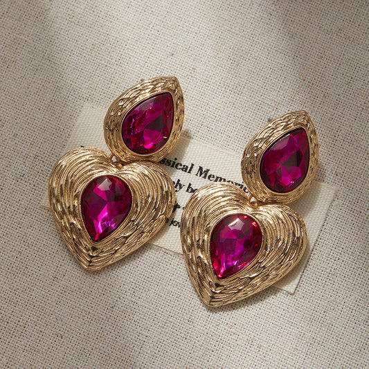 Aretes de corazones dorados y pedrería rosa