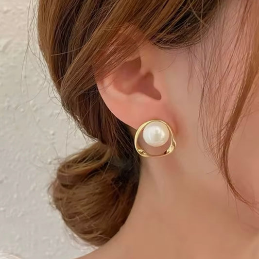 Aretes dorados con perla blanca