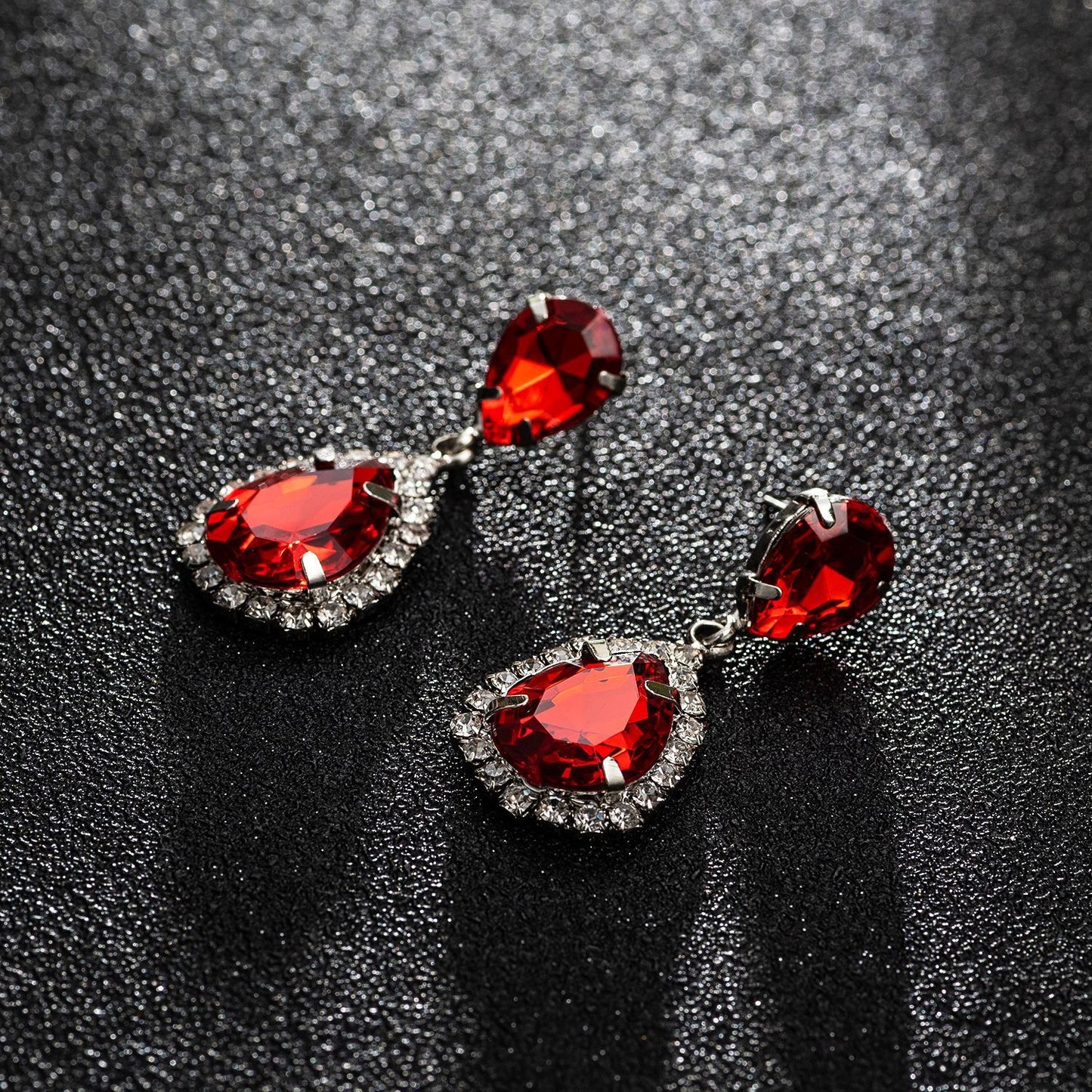 Aretes de gota rojos