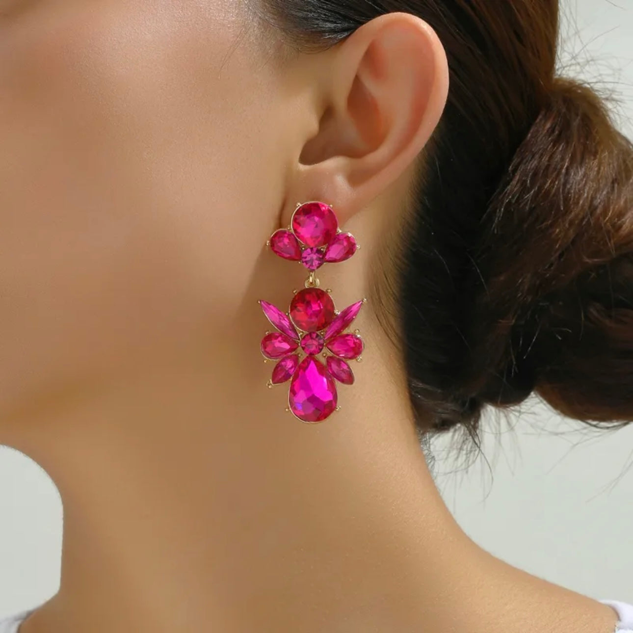 Aretes largos con pedrería rosa