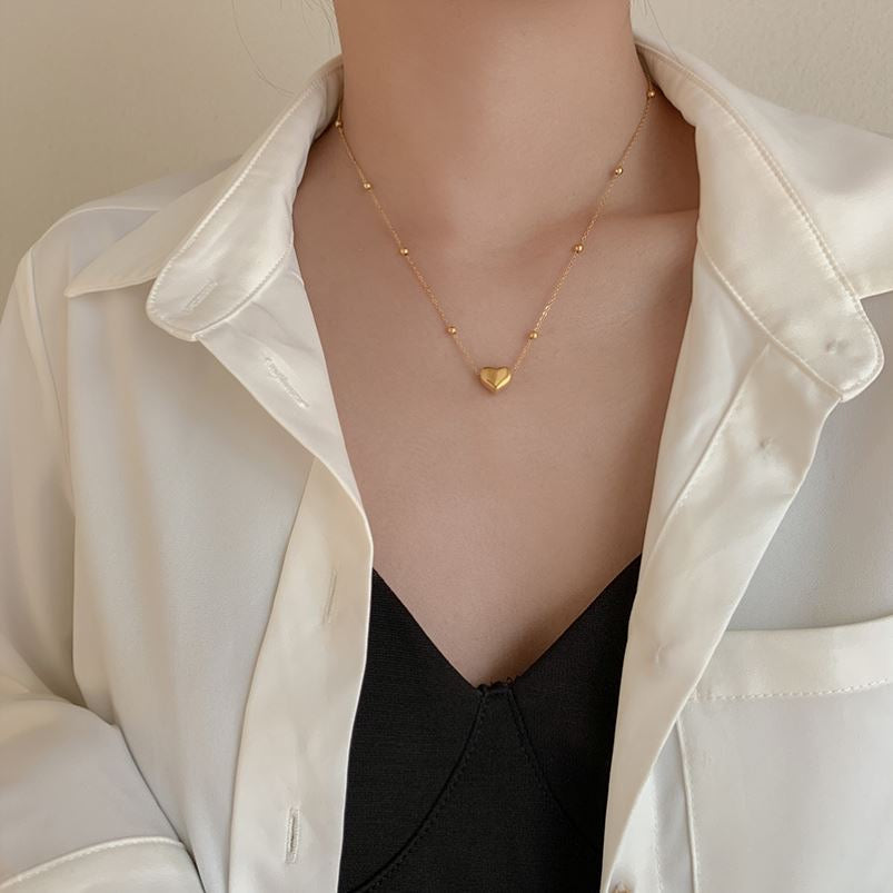 Collar de acero inoxidable con bolitas y corazón