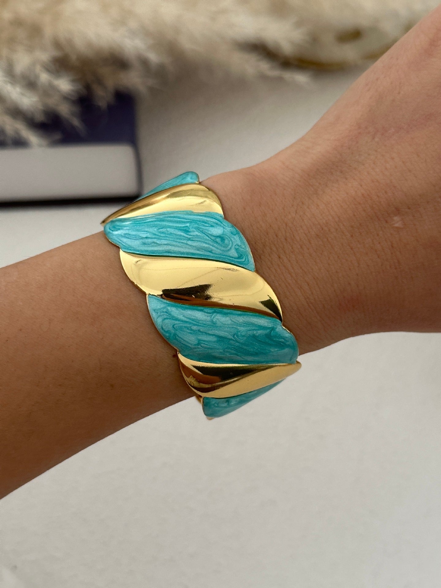 Brazalete ajustable dorado con azul - acero inoxidable