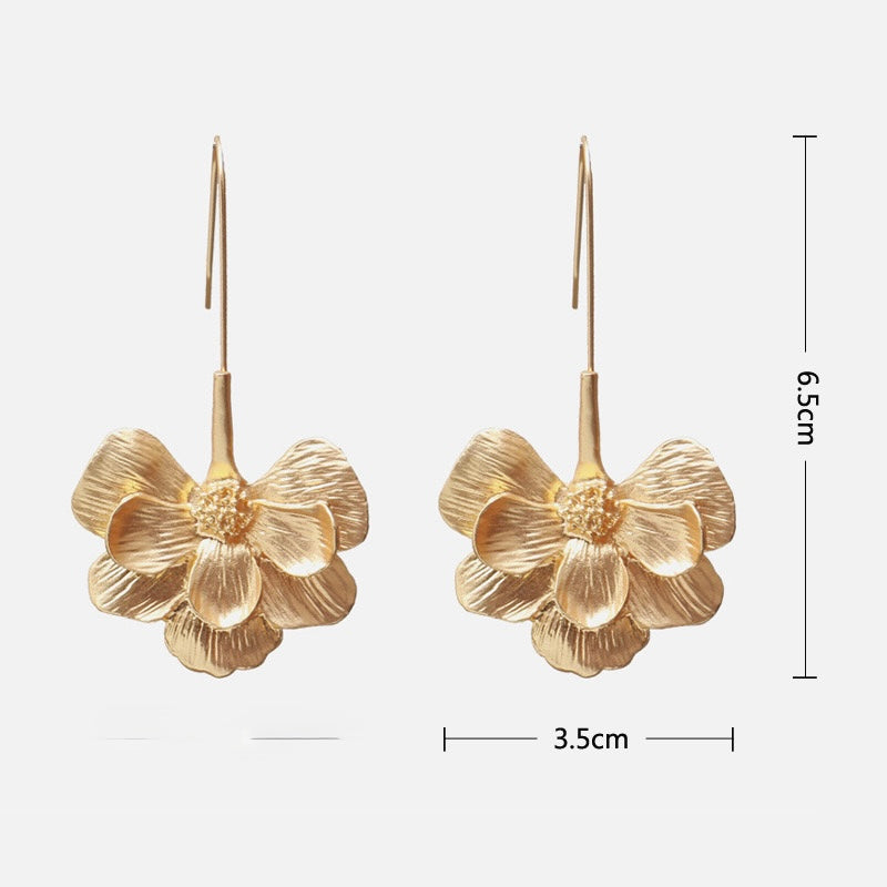 Aretes largos de flores doradas
