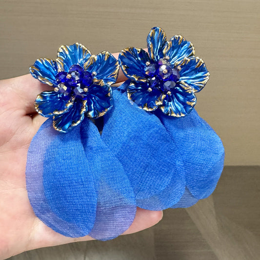 Aretes largos de flores azules