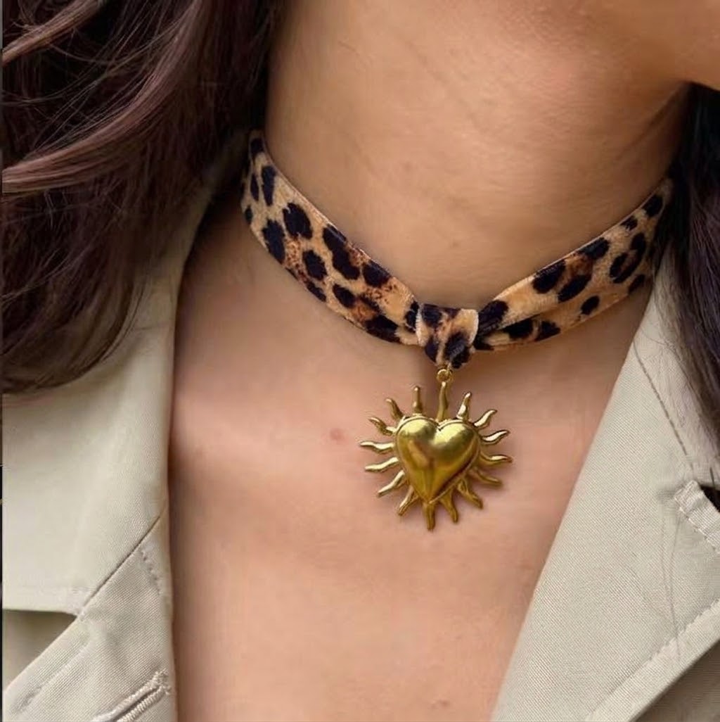 Collar animal print con dije de acero inoxidable