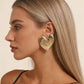 Aretes corazones dorados con flor grabada