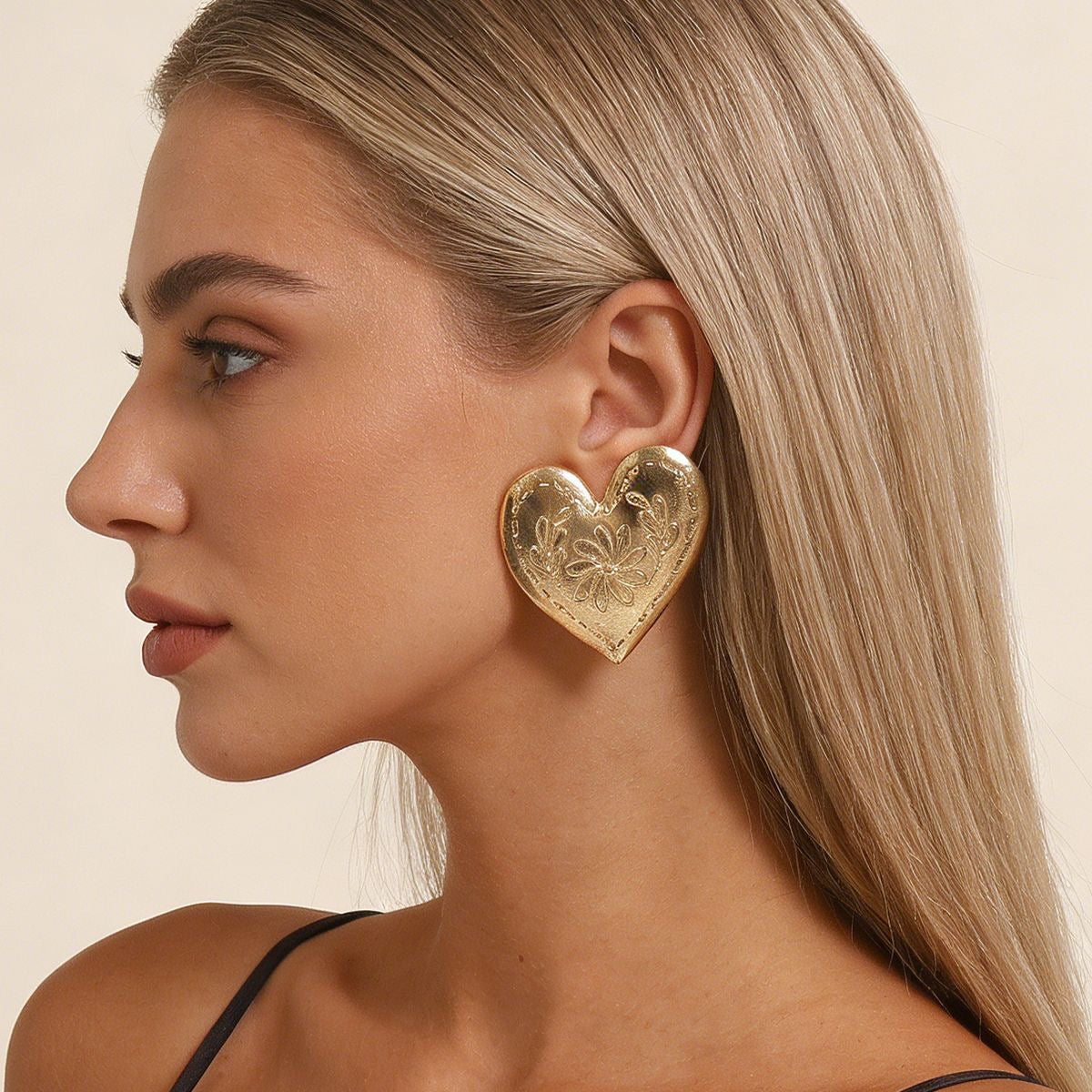 Aretes corazones dorados con flor grabada