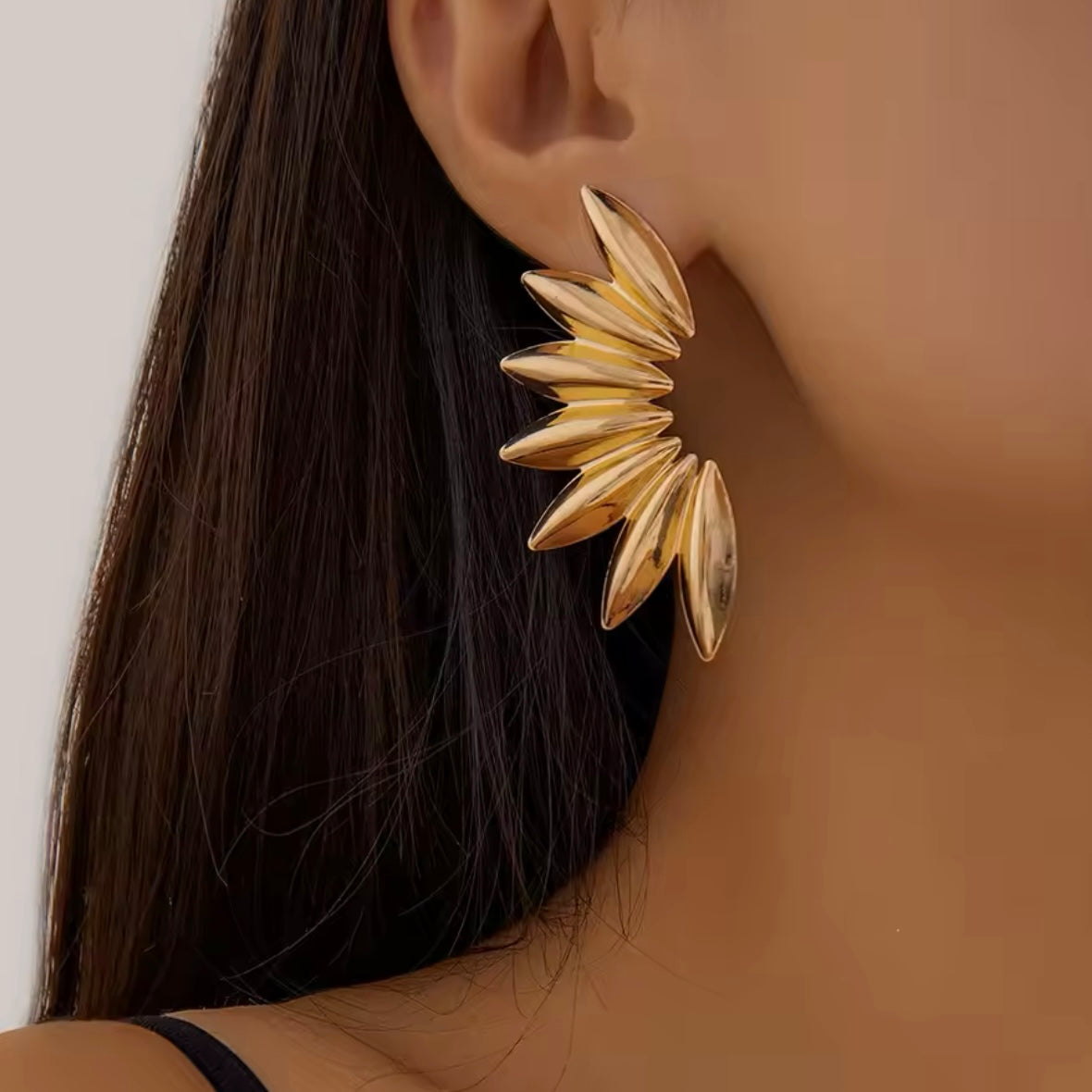 Aretes de abanico dorados