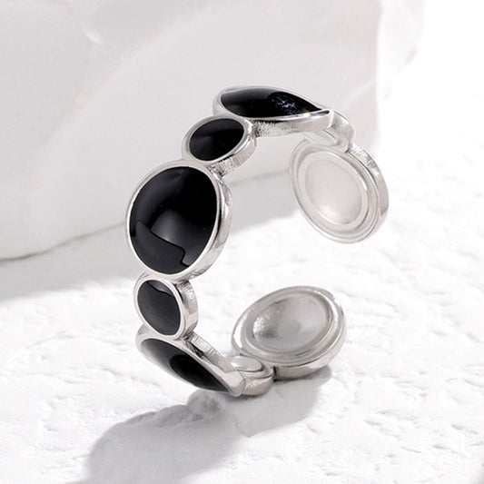 Anillo ajustable plateado con círculos negros - acero inoxidable