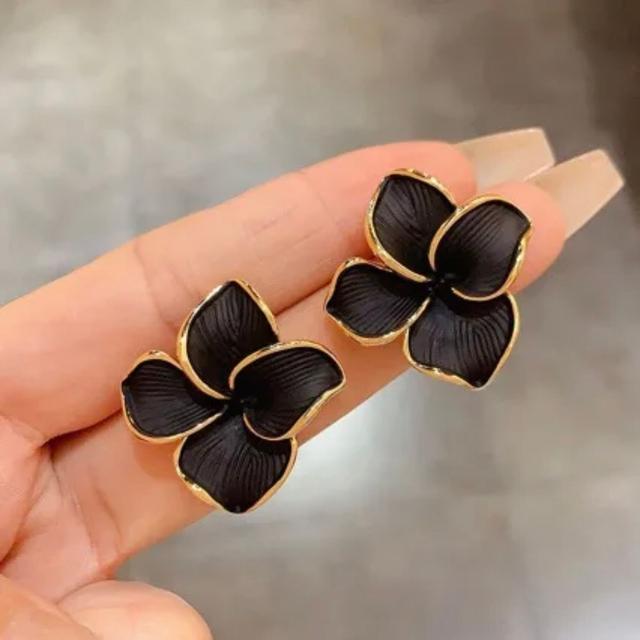 Aretes flores negras