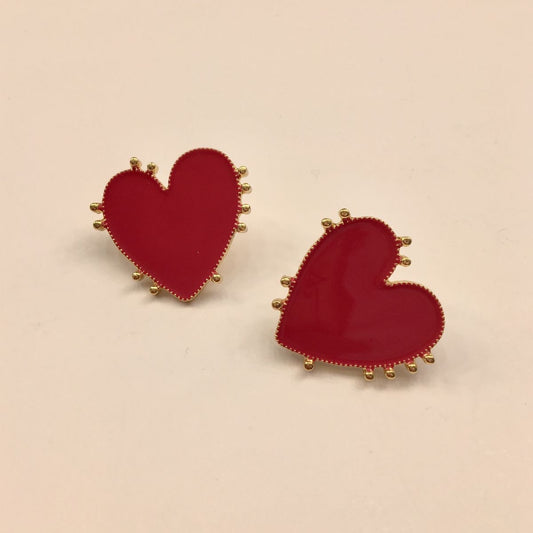 Aretes de corazones rojos