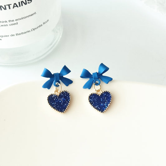 Aretes pequeños de corazones escarchados - azules