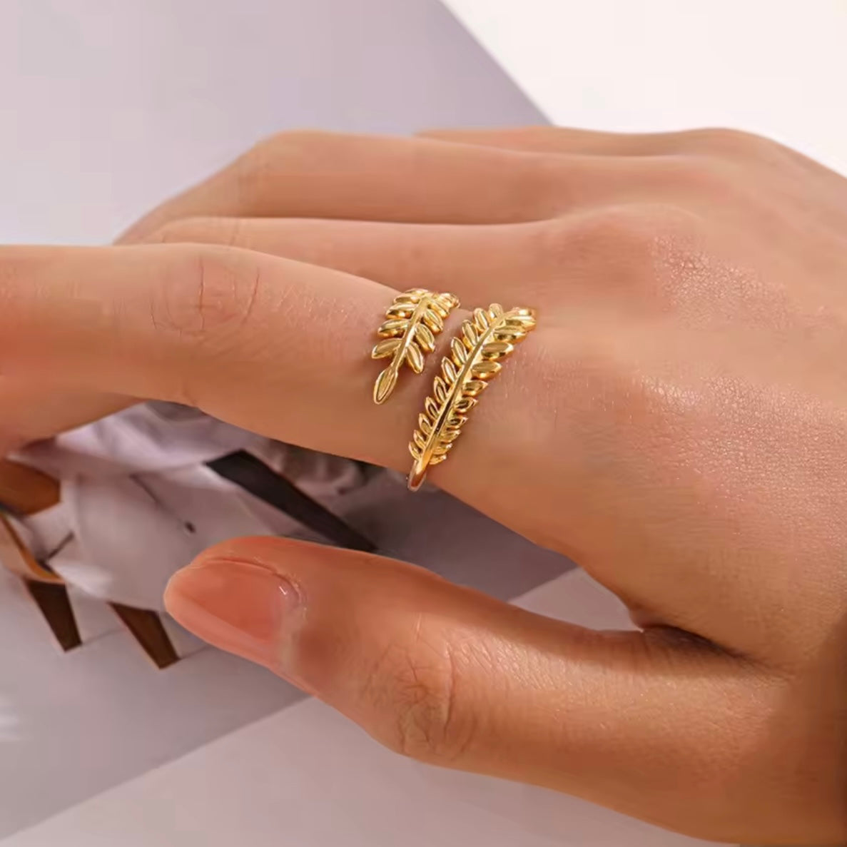 Anillo ajustable de hojas doradas - acero inoxidable
