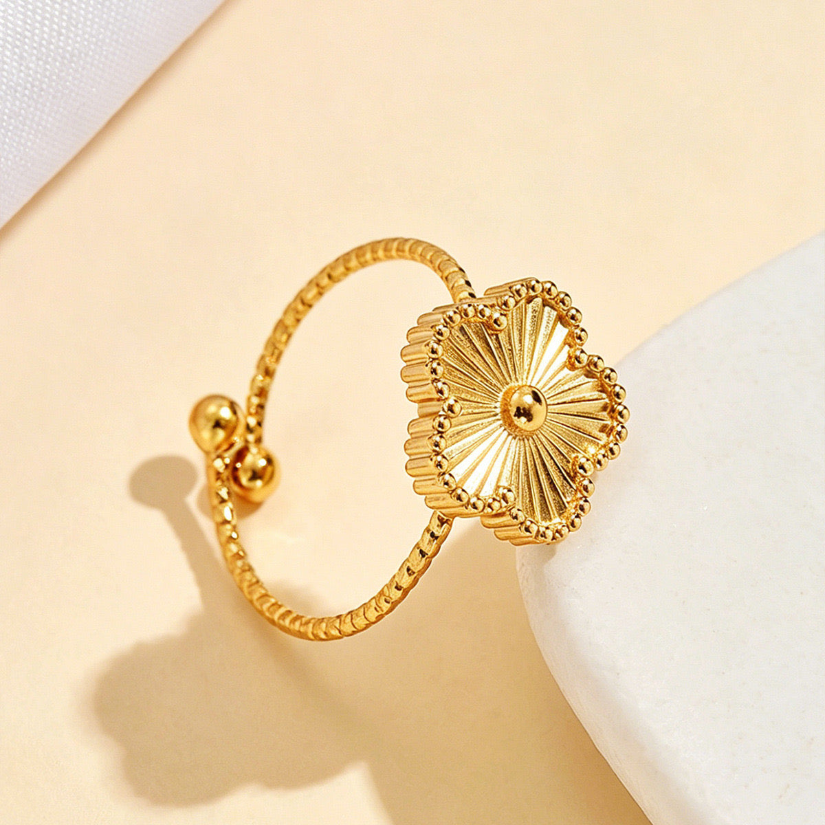 Anillo ajustable de flor dorada - acero inoxidable