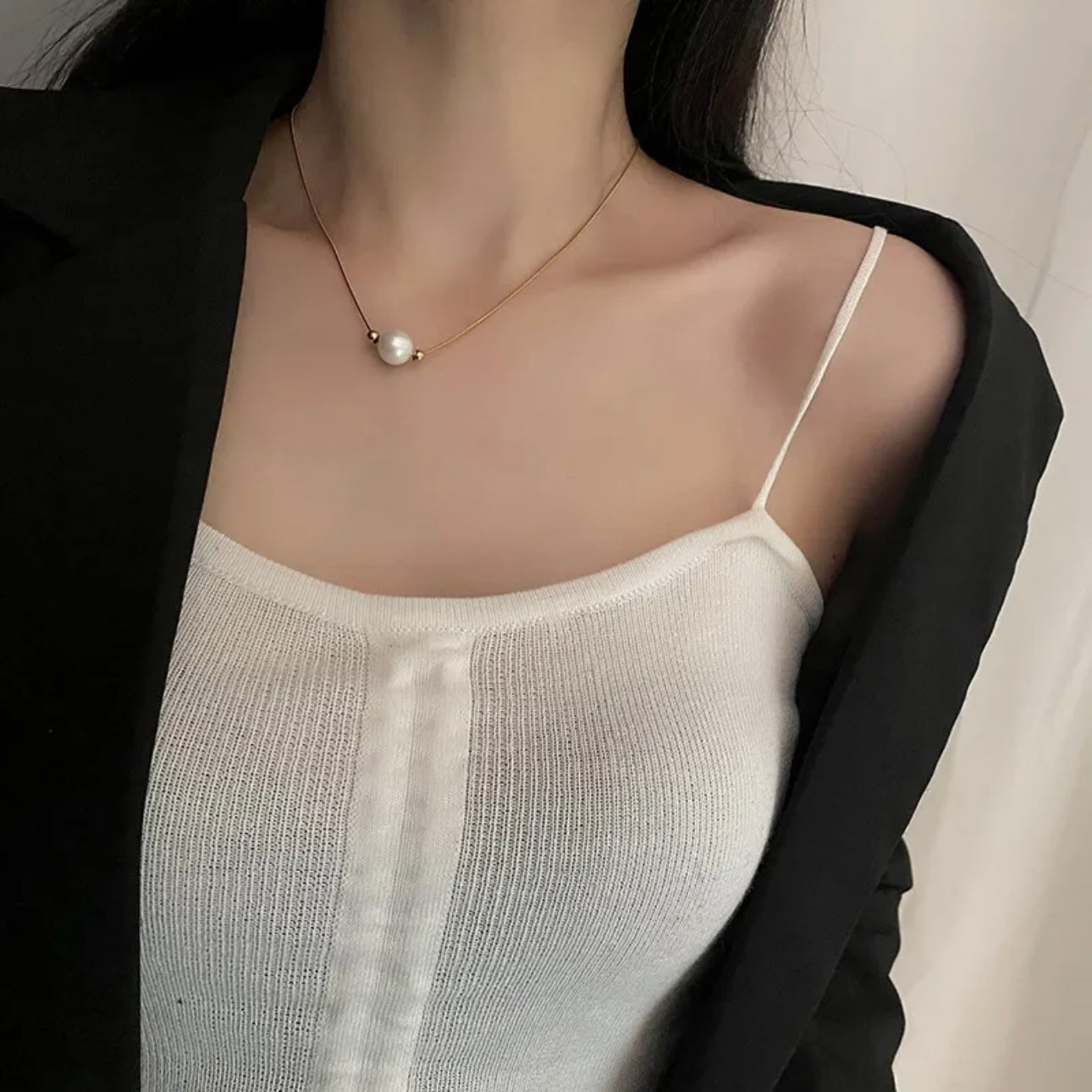 Collar de acero con perla blanca