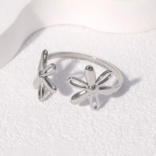 Anillo ajustable de flores plateadas- acero inoxidale