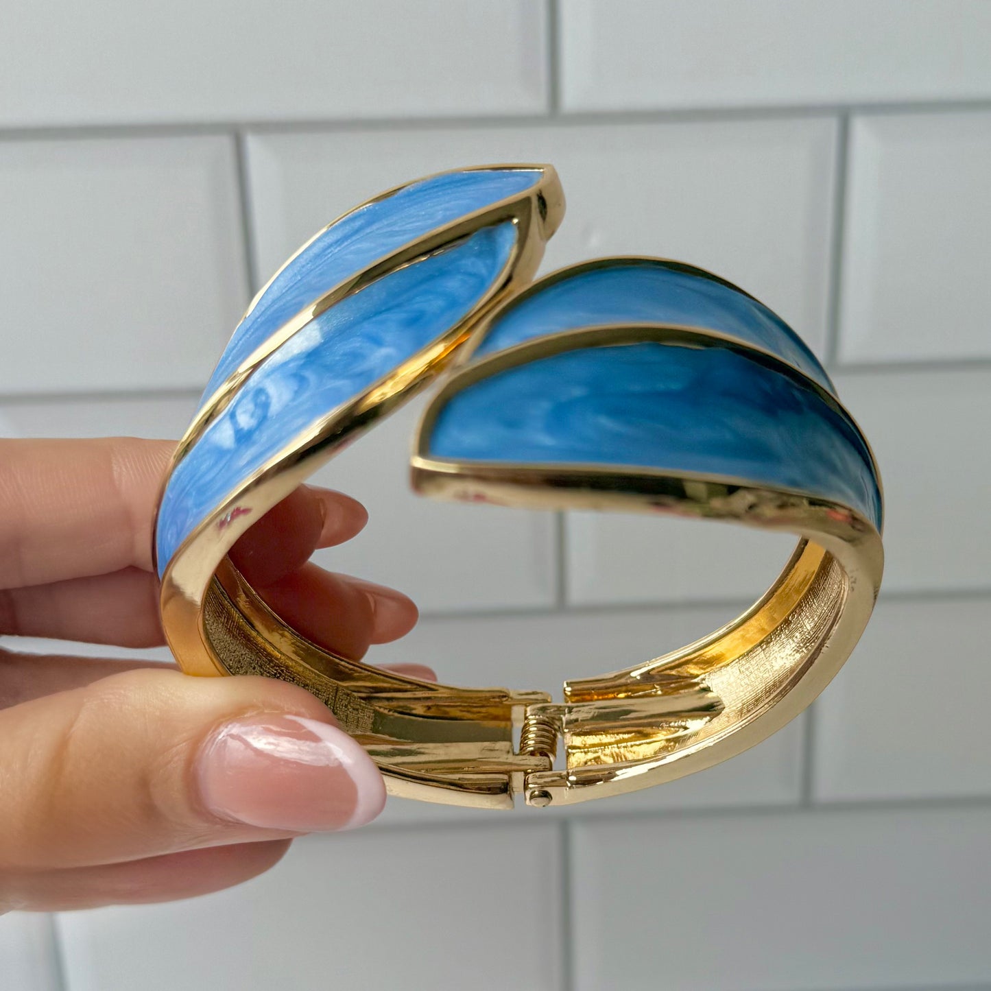 Brazalete azul y dorado