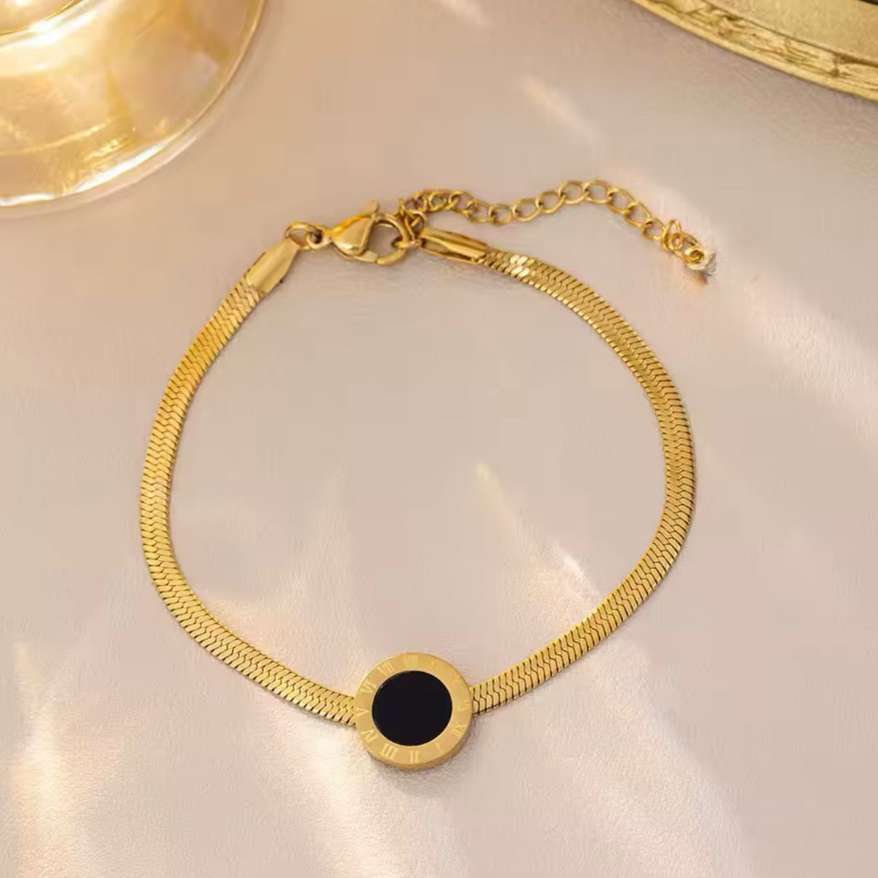 Pulsera con dije de círculo negro - acero inoxidable